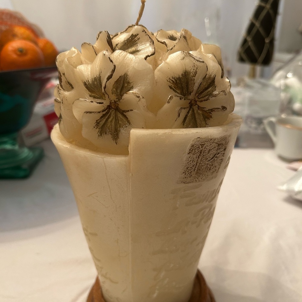 Vintage flowers candle